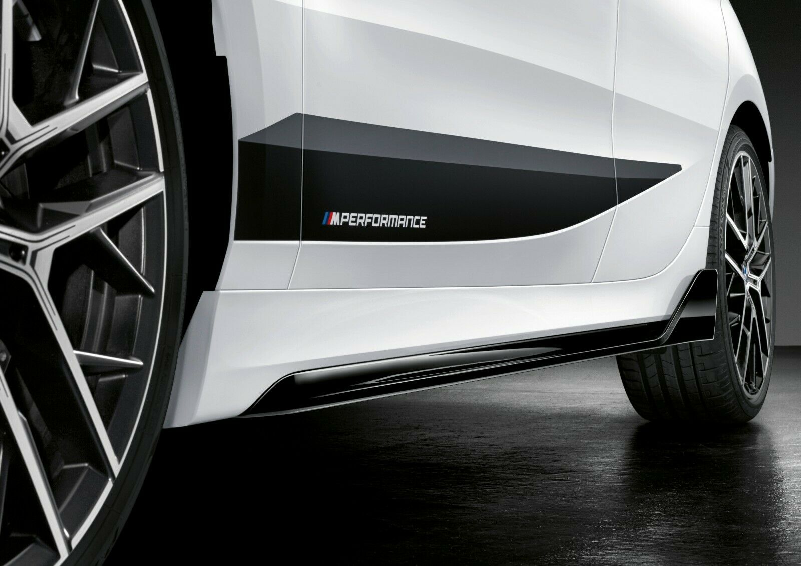 M PERFORMANCE LESKLÝ ČERNÝ LEVÝ NÁSTAVEC PRAHU